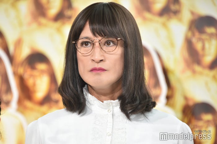 セルフメイクを10分足らずで終わらせる松岡昌宏(C)モデルプレス