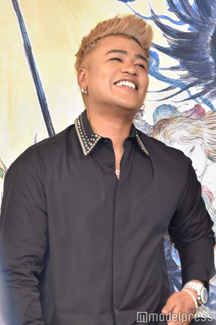 「幸せそうな笑顔」を求められ照れるELLY(C)モデルプレス