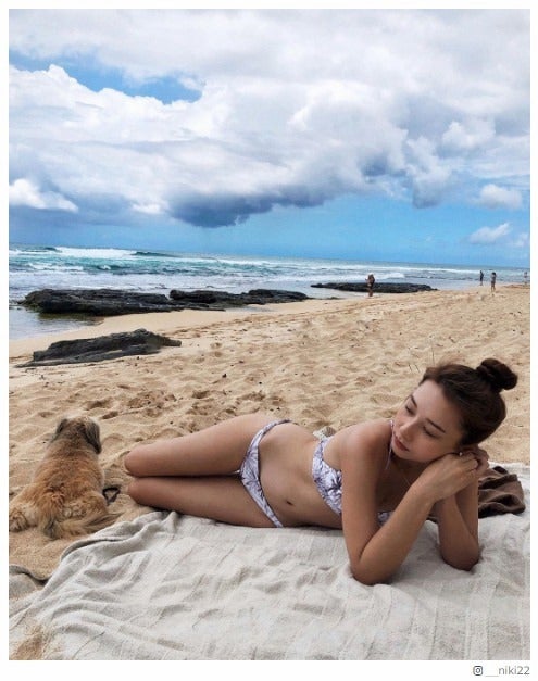 Niki、美くびれあらわビキニ姿に「スタイル抜群」「女神」の声