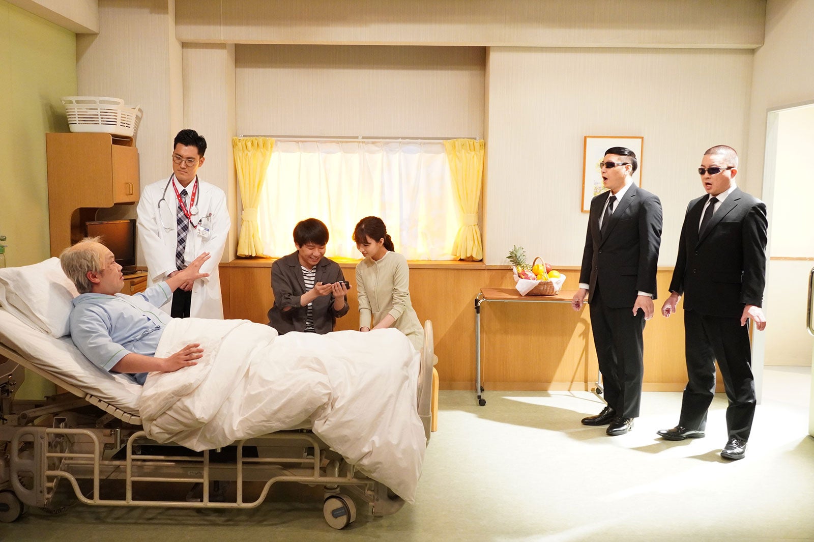 「覚醒」（左から）岡部大、菊田竜大、秋山寛貴、岡崎紗絵、チョコレートプラネット（C）フジテレビ