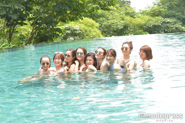 プールでの様子 (C)モデルプレス