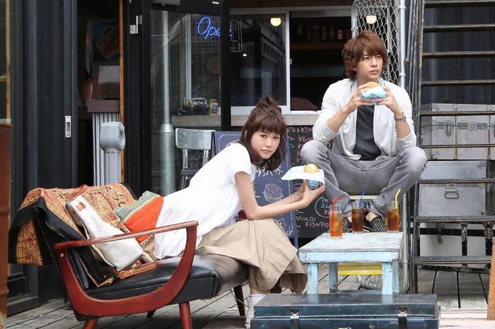 お出かけスタイルにはスカートをチョイス(C)フジテレビ