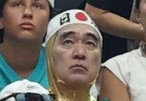 「後ろの女性の冷めた視線がジワるw」金ピカ全身タイツでW杯観戦の江頭2：50 海外TV局も「何でこんな格好？！」と直撃取材 全く噛み合わんww
