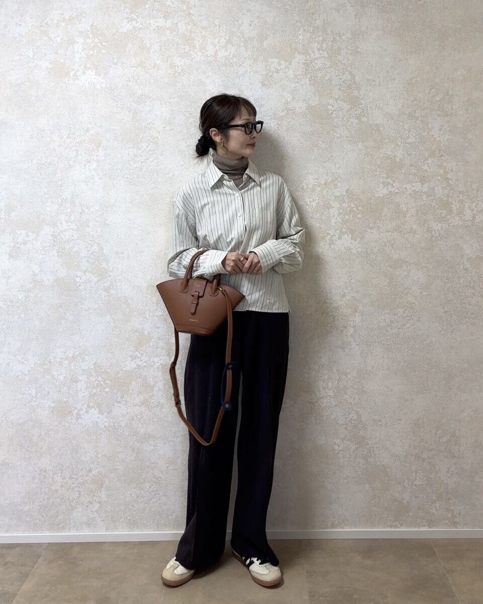 ユニクロブラッシュドジャージーワイドパンツとストライプシャツコーデ