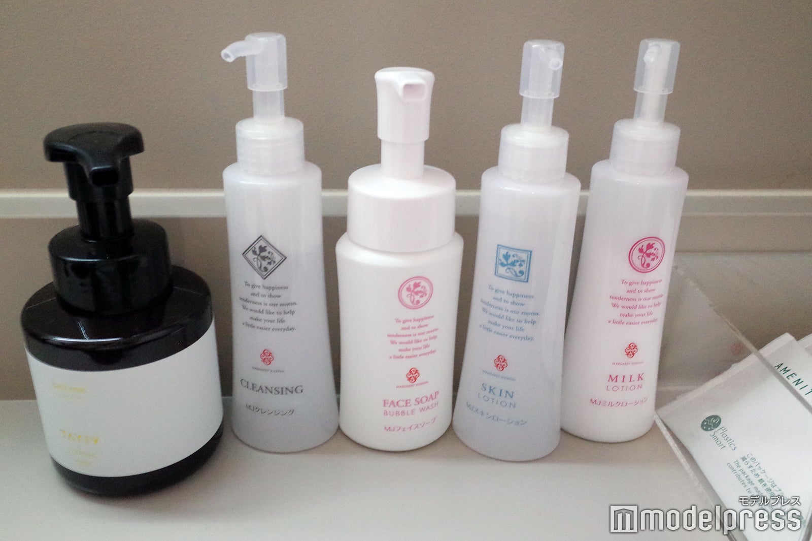 クレンジング、保湿化粧水、乳液も一通り揃っている（C）モデルプレス