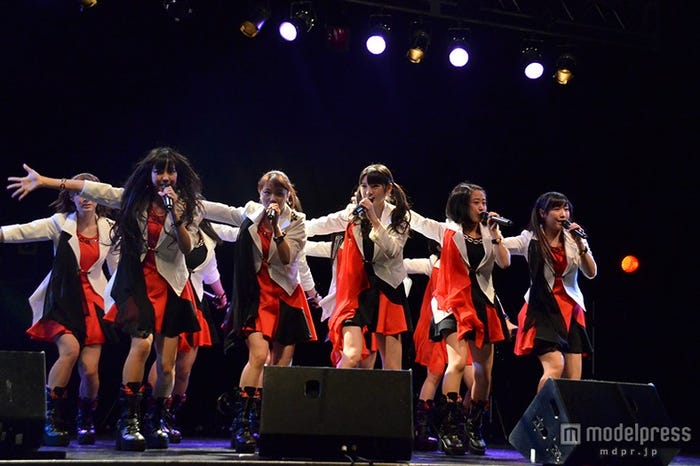 パフォーマンスを繰り広げる、モーニング娘。’14/道重さゆみ(写真中央)