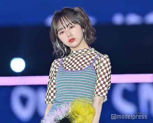 なえなの、デニムスカートでほっそり美脚披露 ホワイトハイライトヘア際立つ<GirlsAward 2022 S/S>