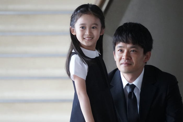 泉谷星奈、池松壮亮「海のはじまり」第1話より(C)フジテレビ