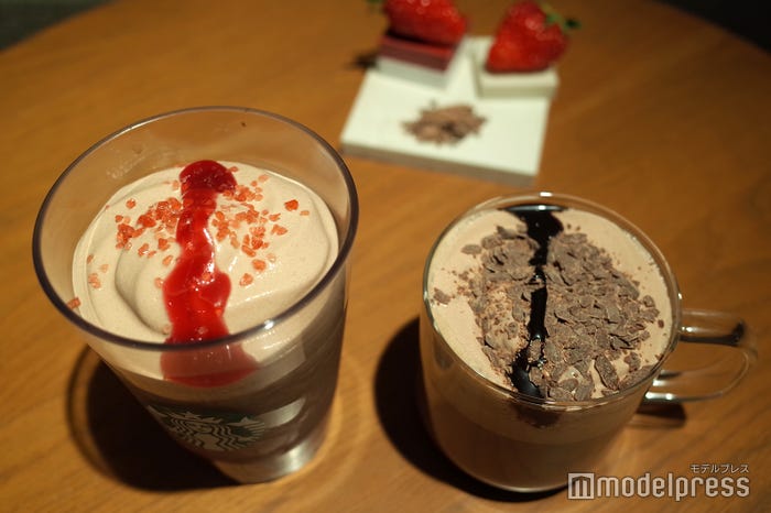 カカオ & ストロベリー ムース フラペチーノ、カカオ ムース ラテ(C)モデルプレス