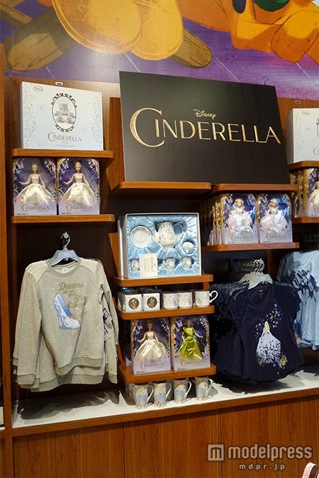 ディズニーストアには「シンデレラ」の関連グッズも登場