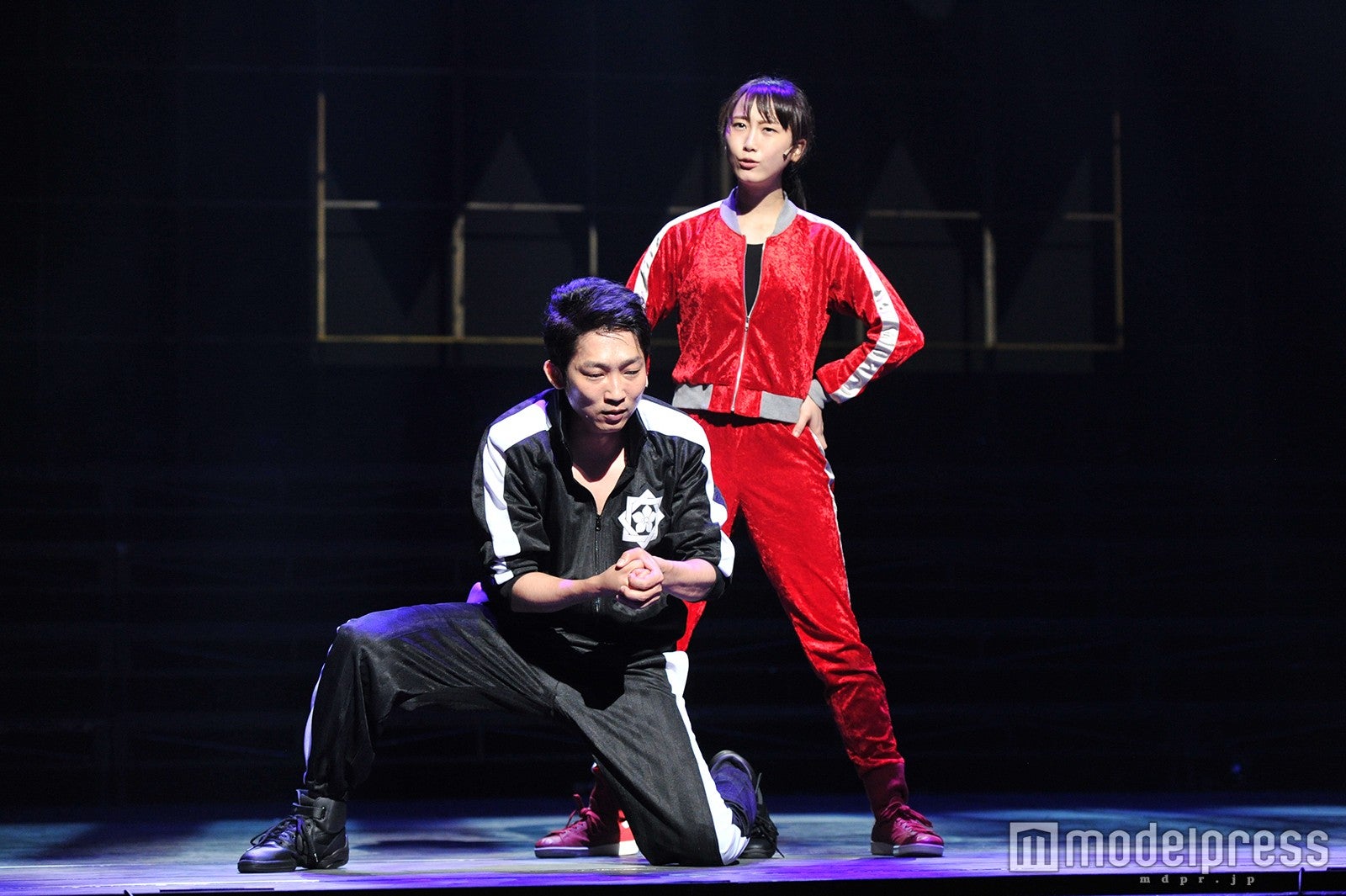 （左から）NON STYLE石田明、松井玲奈（C）モデルプレス