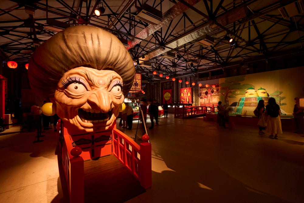 「鈴木敏夫とジブリ展」東京展が開幕 「千と千尋」巨大空間&鈴木敏夫Pの愛読書8,800冊の本棚部屋