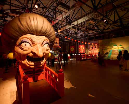 「鈴木敏夫とジブリ展」東京展が開幕 「千と千尋」巨大空間&鈴木敏夫Pの愛読書8,800冊の本棚部屋