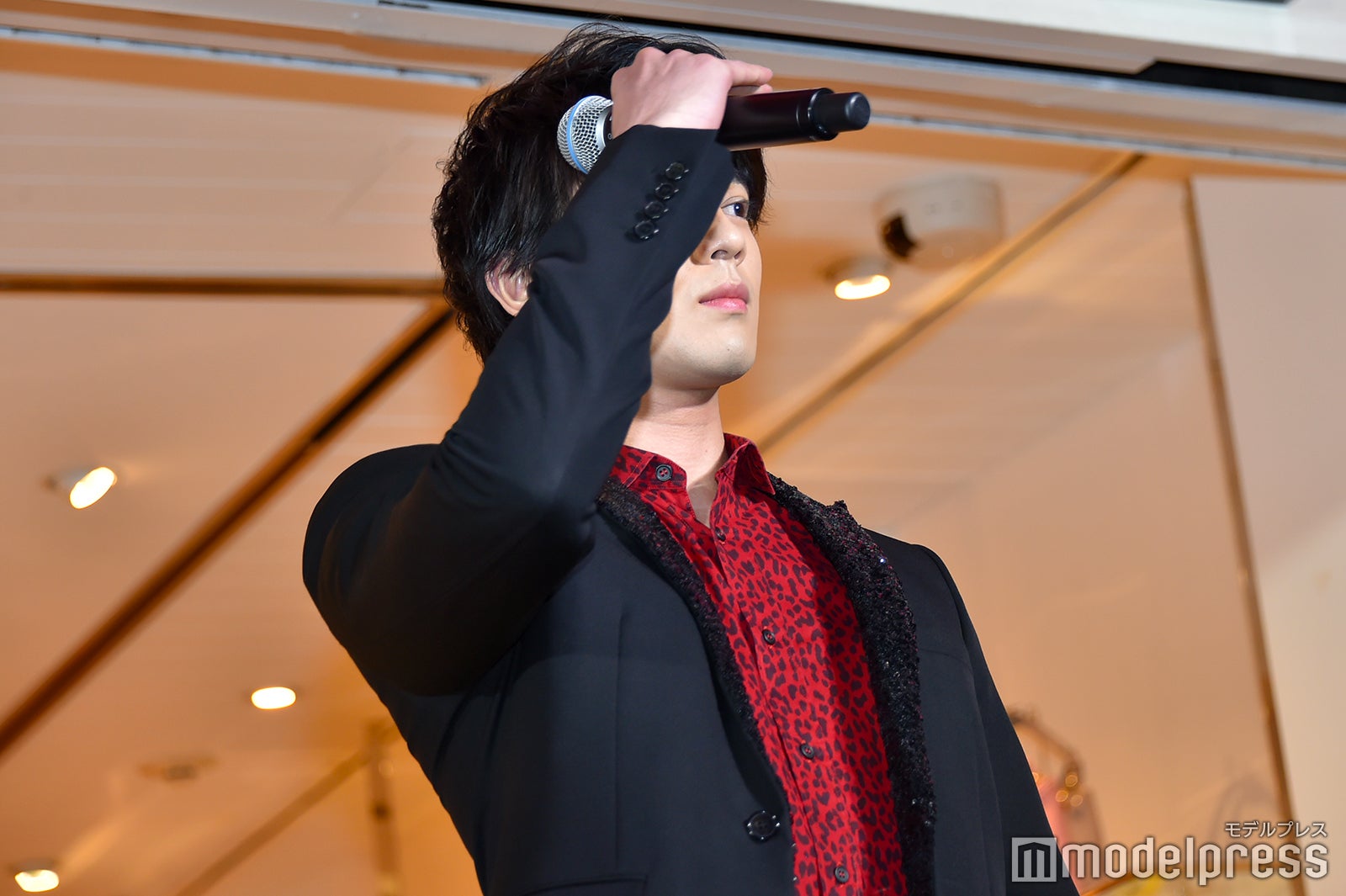 集まったファンを見渡す新田真剣佑（C）モデルプレス