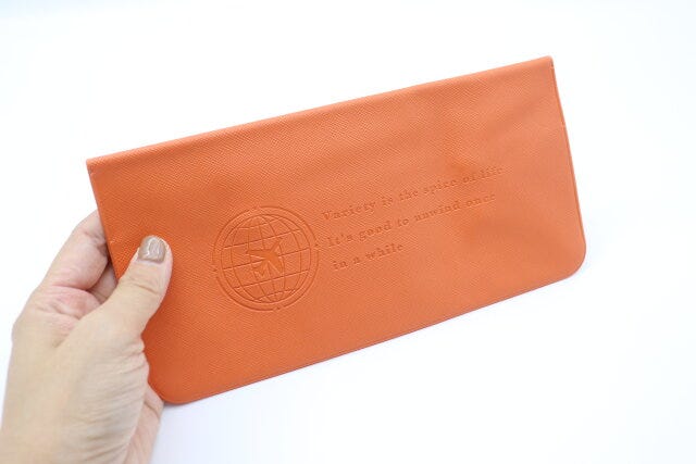 ダイソー　パスポートケース（ボタン付）　デザイン