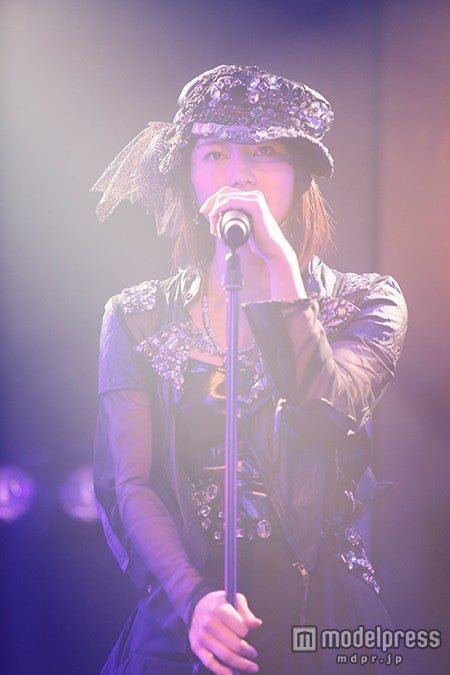 センターを務めた横山由依（C）AKS