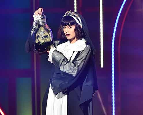 “シスター”emma、ガイコツ片手にホラーな世界へ誘う