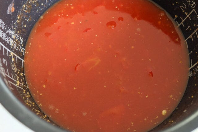 炊飯器の内釜に、カットトマト缶、水、ケチャップ、顆粒コンソメ、オリーブオイル、砂糖、塩を入れて、軽く混ぜ合わせる。 炊飯器の内釜に、カットトマト缶、水、ケチャップ、顆粒コンソメ、オリーブオイル、砂糖、塩を入れて、軽く混ぜ合わせる。
