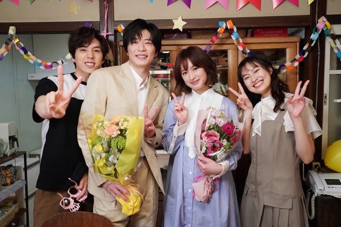 谷岡家でのHuluオリジナルストーリーのクランクアップの様子(左から)坂東龍汰、田中圭、門脇麦、恒松祐里(C)日本テレビ