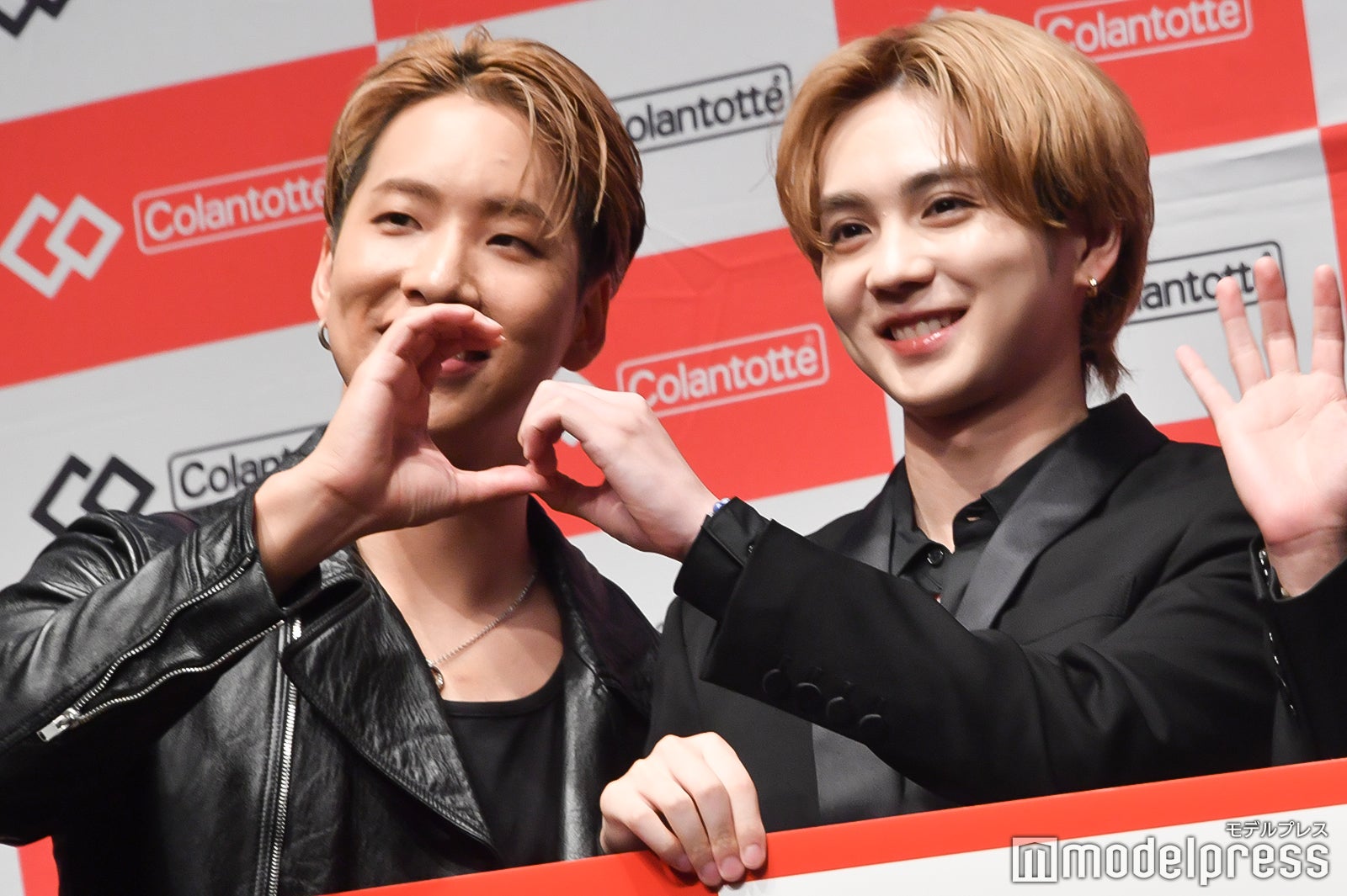 仲良くポーズを決める陣、吉野北人（C）モデルプレス