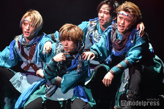 青忍者のパフォーマンス/(左から)川島如恵留、七五三掛龍也、中村海人、吉澤閑也 (C)モデルプレス