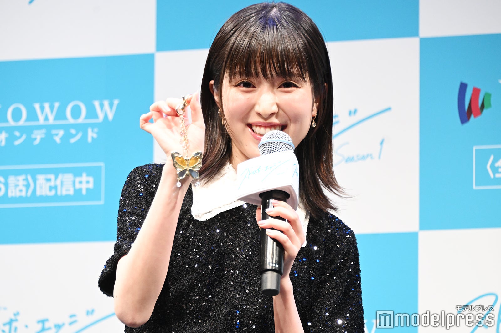 劇中に登場するチャームを忍ばせてきたことをアピールする福本莉子（C）モデルプレス