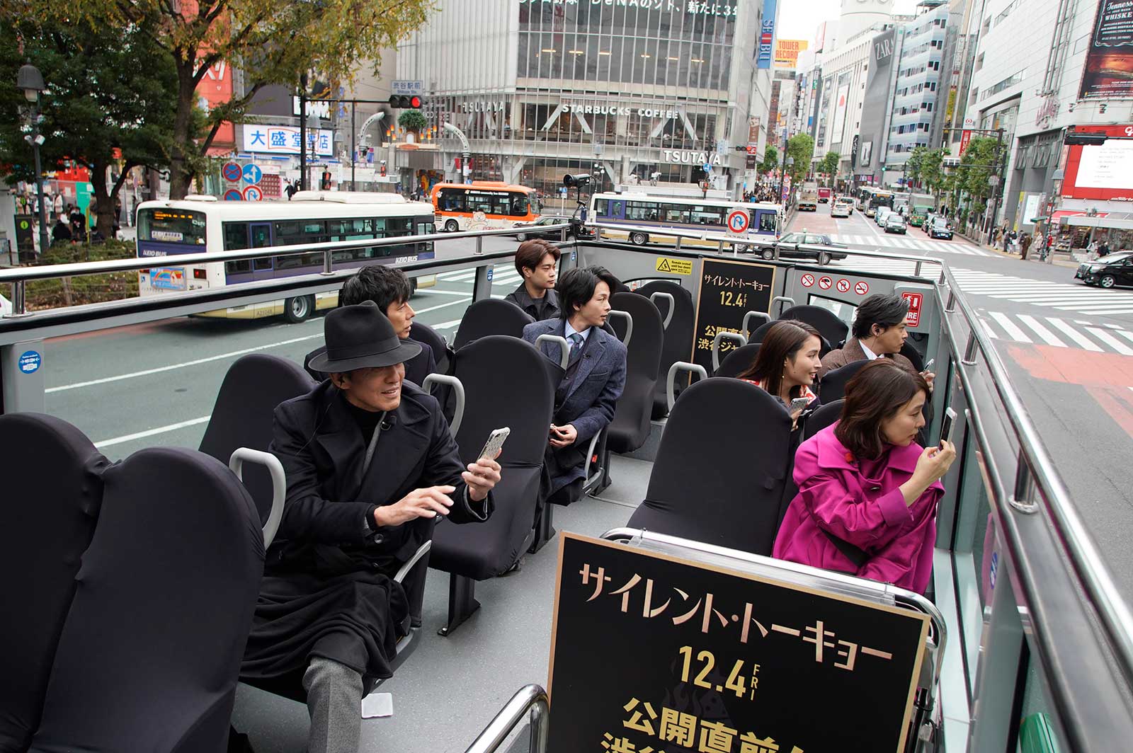 2階建てバスで渋谷を周回するキャスト陣（提供写真）