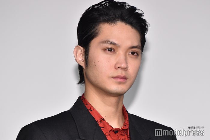 磯村勇斗ヘア変遷 金髪 オールバック 結び髪 カラー 前髪でガラリイメチェン モデルプレス