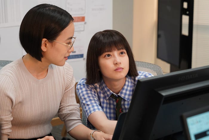 石橋静河、今田美桜/「悪女(わる)~働くのがカッコ悪いなんて誰が言った?~」第3話より(C)日本テレビ