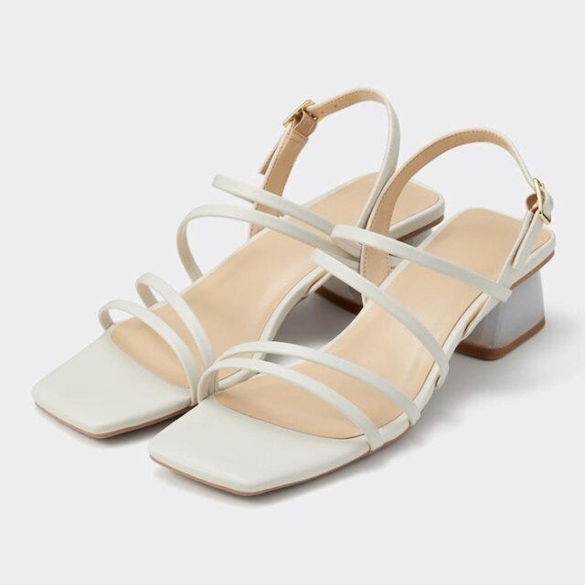 GU　ベージュトップス×リブパンツ　抜け感コーデ　EccO　イラスト　ナローストラップクリアヒールサンダル