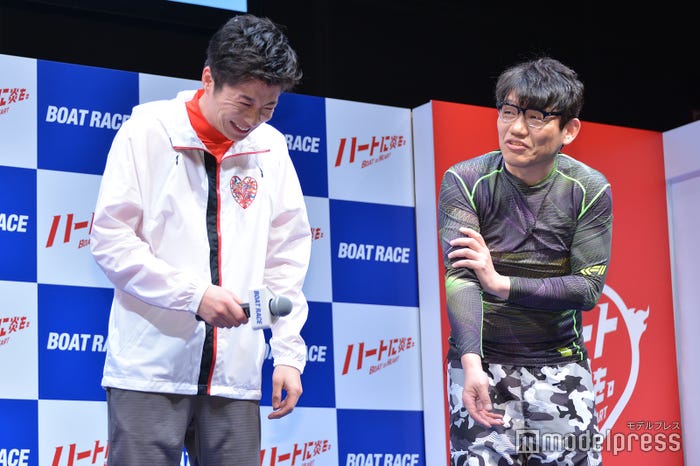 バトルロープで腕がパンパンになってしまった飯尾和樹(右)に笑いがとまらない田中圭(左)(C)モデルプレス