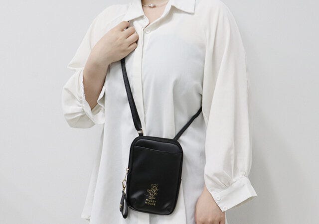 ムック本　ムック　付録　人気　おすすめ　オススメ　宝島社　宝島　レビュー　便利　優秀　当たり　最高　2023　ミッキーマウス　スマホショルダー　ショルダー　スマホバッグ　バッグ　黒バッグ　斜め掛け　コーディネート　コーデ