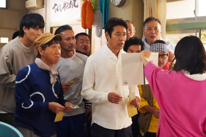 鈴木伸之、堤真一、奈緒ら「ファーストペンギン!」第4話より(C)日本テレビ