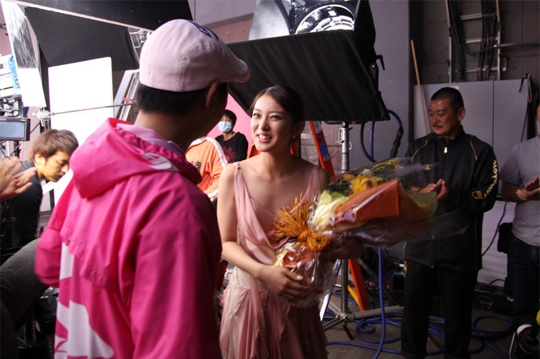 武井咲／CM撮影メイキングショット