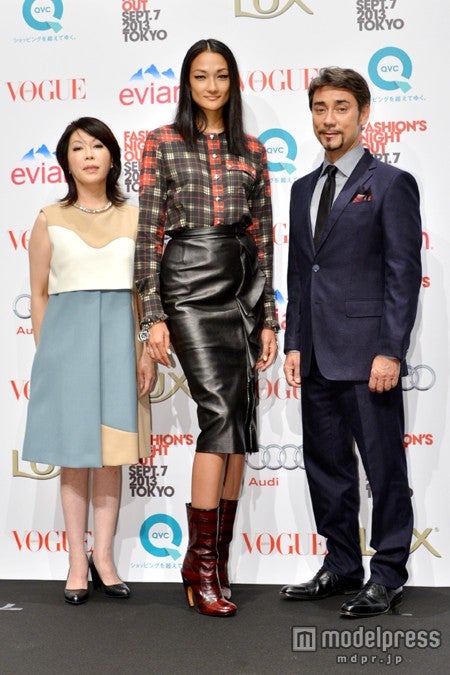 （左から）「VOGUE JAPAN」渡辺三津子編集長、冨永愛、クリス・ペプラー