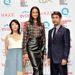 (左から)「VOGUE JAPAN」渡辺三津子編集長、冨永愛、クリス・ペプラー