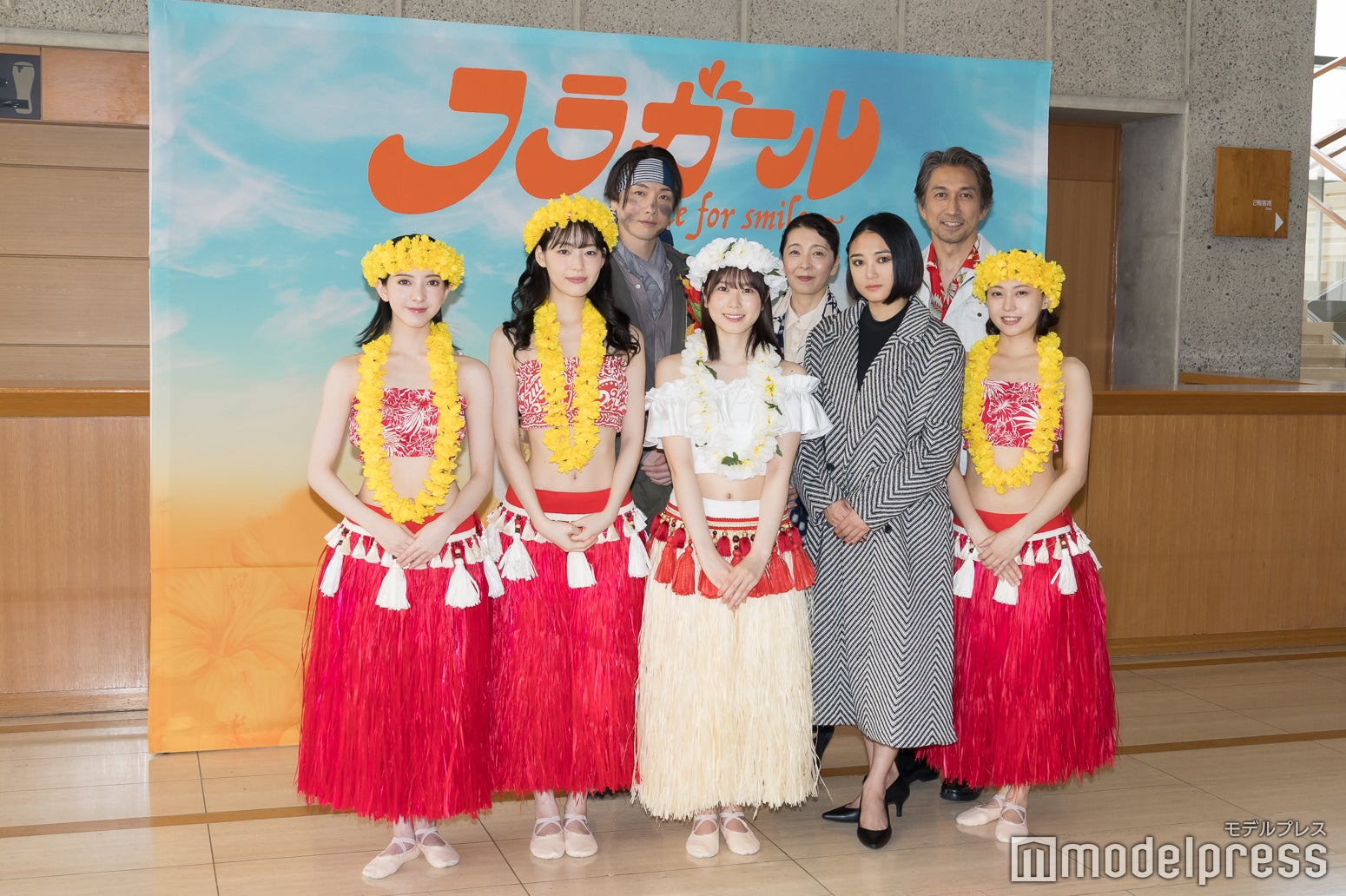 （後列左から）細貝圭、有森也実、神尾佑（前列左から）菅原りこ、中村里帆、丹生明里、映梨那、木崎ゆりあ（C）モデルプレス