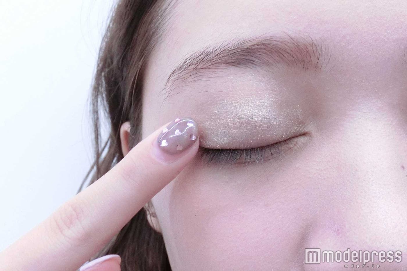 ポンポンとアイシャドウを乗せる/モデル:小澤しぇいん