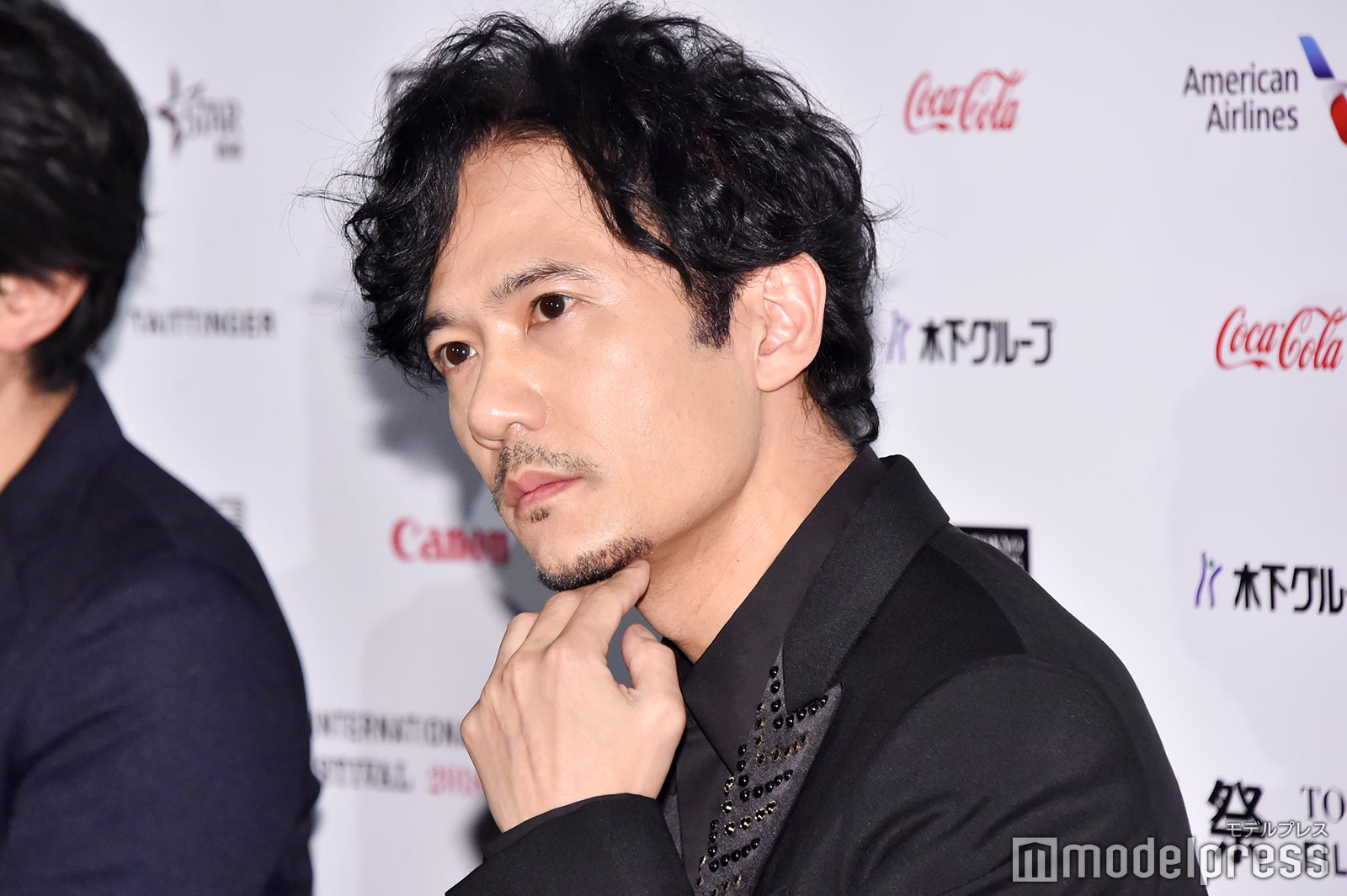 指先まで美しい稲垣吾郎（C）モデルプレス