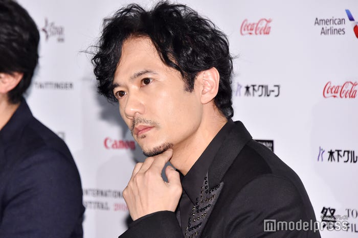 指先まで美しい稲垣吾郎(C)モデルプレス
