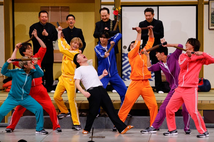 WEST.、7人で大阪街ブラロケ 吉本新喜劇で “乳首ドリル”挑戦も？「アドリブ満載でビックリしました」＜コメント全文＞