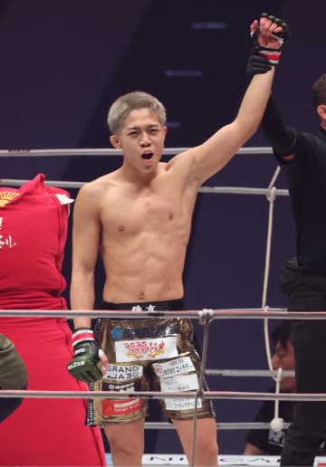 緊急参戦の“超新星”秋元強真が衝撃の1回TKO勝ち 戦慄の左膝、新居の腹部にズブリ もん絶レフェリーストップ 師匠朝倉未来のライバルに戦線布告「来年どっかで秋元VS斎藤よろしくお願いします」