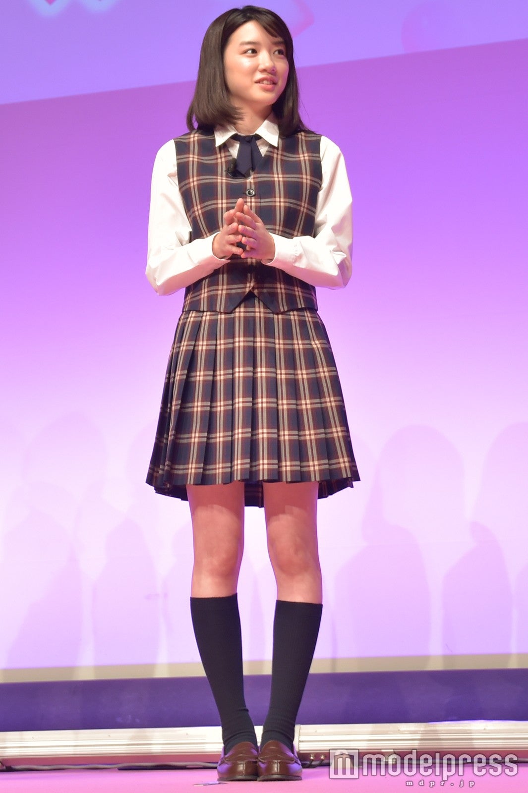 山本美月　ミニスカ 