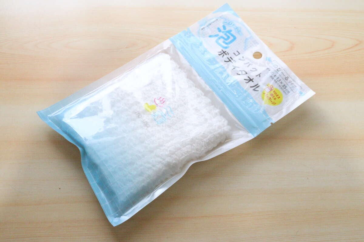 セリアのfrospaコンパクトボディタオルを斜めから撮影
