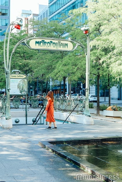 Square-Victoria–OACI Station (C)ビューティーガール