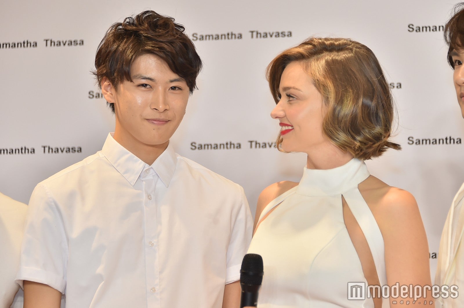 メンズモデルに感謝するミランダ・カー（C）モデルプレス