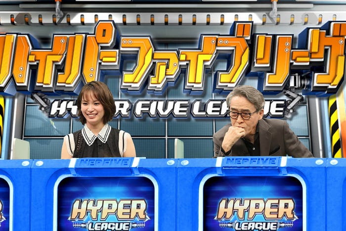 (左から)関水渚、浅野和之 (C)フジテレビ