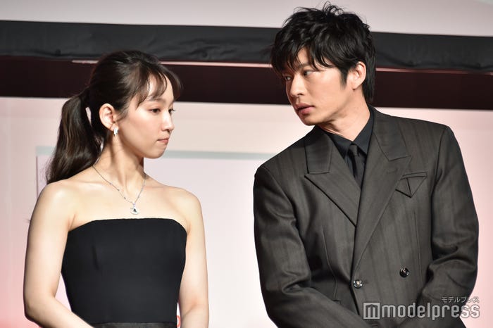 授賞式の合間に会話する吉岡里帆&田中圭(2018年放送のドラマ『健康で文化的な最低限度の生活』で共演)(C)モデルプレス
