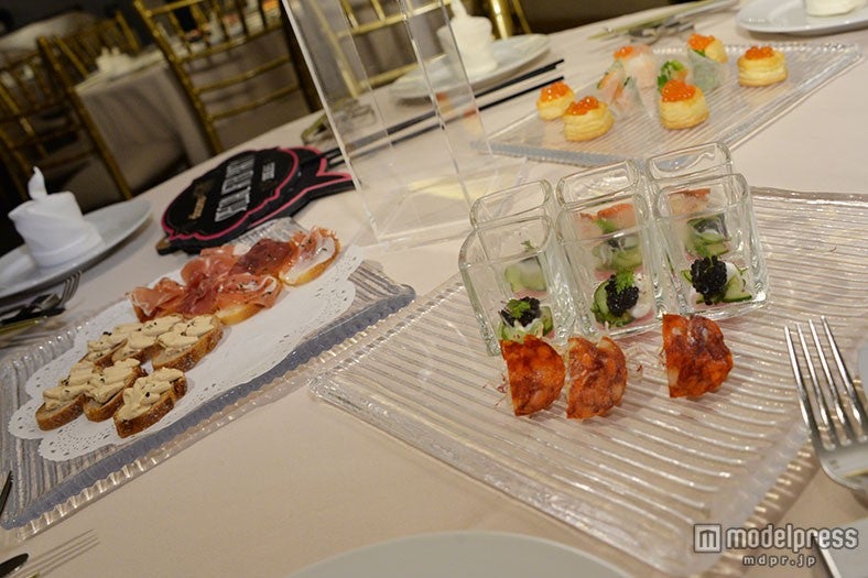 テーブルには美味しそうな料理がずらり