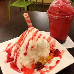「Strawberry cheesecake snow ice＆raspberry bubble tea」／photo by coconut wireless